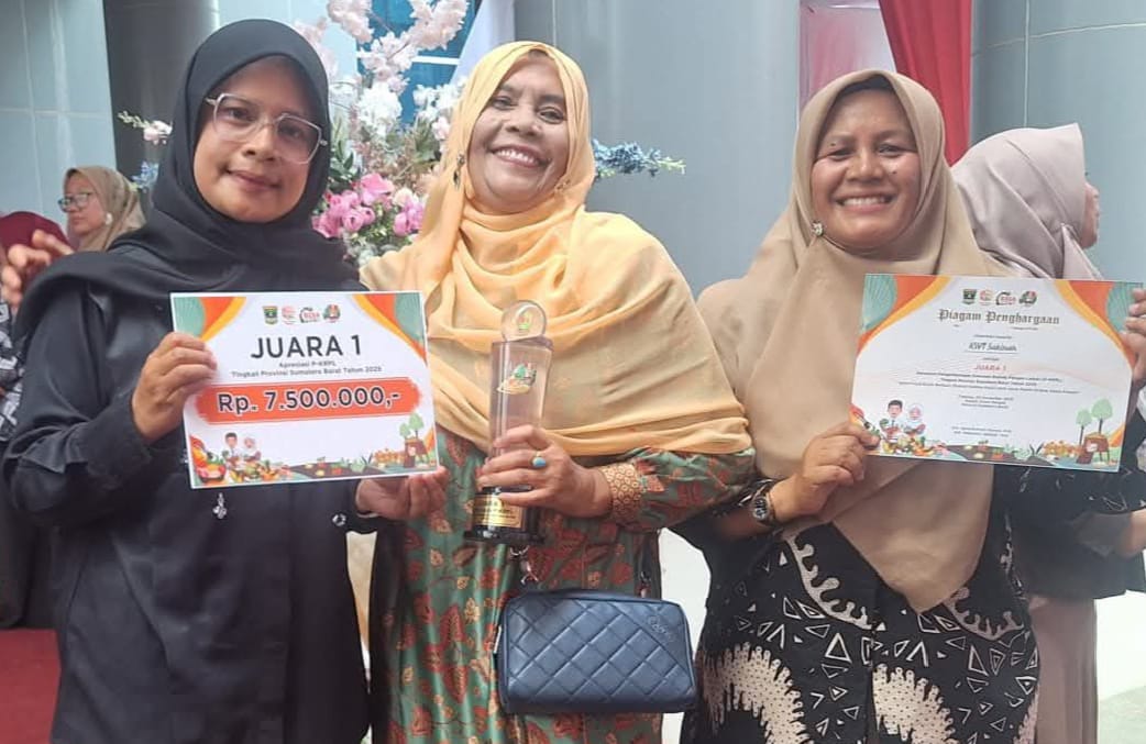 Sang juara KWT Sakinah Paus dan Siswi SMAN.1poto bareng usai terima penghargaan